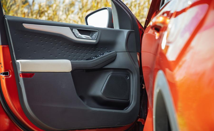 Детали интерьера Ford Escape SE 2019 года  (NA) (фото 26 из 40)